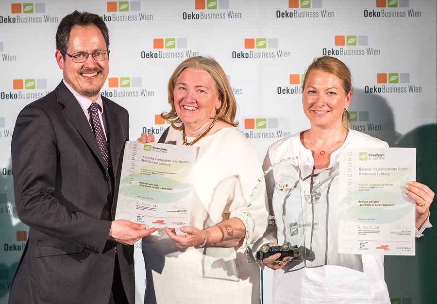 Rainer Trefelik (Spartenobmann Wirtschaftskammer) bei der Überreichung der Auszeichnung an Elisabeth (l.) und Marianne Kolarik (Kolariks Luftburg)