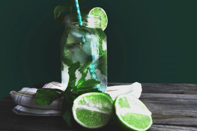 Trinkgenuss Zuhause Wer auch in Krisenzeiten nicht auf seinen Moscow Mule, Mojito oder Mai Tai verzichten möchte, kann derzeit in Wien auf das Zustellservice namhafter Bars zurückgreifen. 