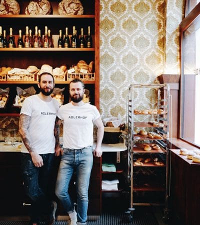 Manuel Köpf und Andreas Knünz haben bereits vor sieben Jahren in Wien Neubau mit dem WIRR auf der Burggasse 70 Wurzeln geschlagen. Ein weiteres WIRR eröffneten sie 2016 am Brunnenmarkt. Jetzt setzen sie ihre Gastro-Geschichte in der Burggasse 51 fort