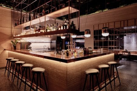 Bilder: Martin Aigner, Steve Herud Kupfer als Symbol der Beständigkeit prägt die Porto Bar