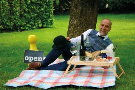 Bild: Spiele- und Buchhotel Tschitscher Gastgeber Dieter Mayr- Hassler lädt zum „Schick-nick“ in den idyllischen Garten seines Hotels