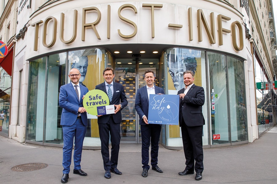Bild: Florian Wieser/WKW Siegel des WTTC v.l.: Tourismusdirektor Kettner, Wirtschaftsstadtrat Hanke, Spartenobmann Grießler, Fachgruppenobmann Schmid