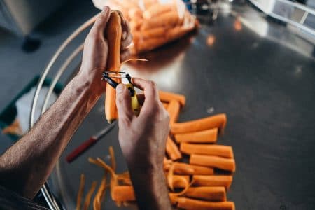 Für den Julienne-Schnitt zu klein geratene Karotten werden händisch aussortiert und zu Saft verarbeitet.