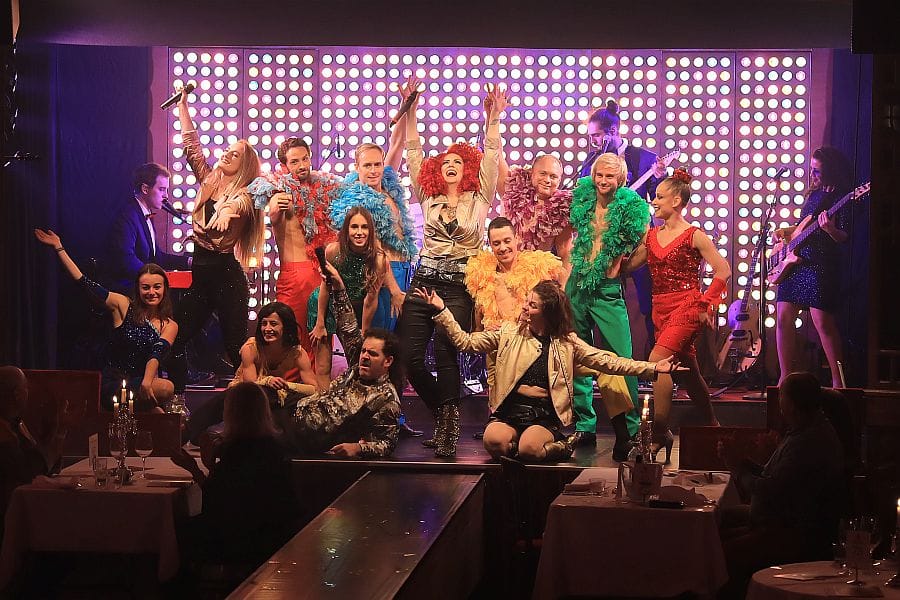 Foto: Rolf Bock Palazzo Wien Menü „Ladies First“ im Palazzo Wien: Conférencière Miss Frisky (Mitte) und das Ensemble gestalten einen fulminenten Abend im Spiegelpalast