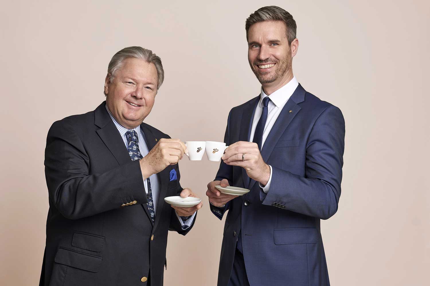 Geschäftsführerwechsel bei TchiboEduscho: Harald J. Mayer (l.) übergibt mit 30.04.2021 an Erik Hofstädter.