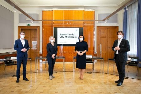© BMLRT Kurz Normalität Sommer ÖHV-Branchentalk mit der Regierungsspitze (v.l.n.r.): Bundeskanzler Sebastian Kurz, ÖHV-Präsidentin Michaela Reitterer, Tourismusministerin Elisabeth Köstinger, Sacher-Group CEO Matthias Winkle