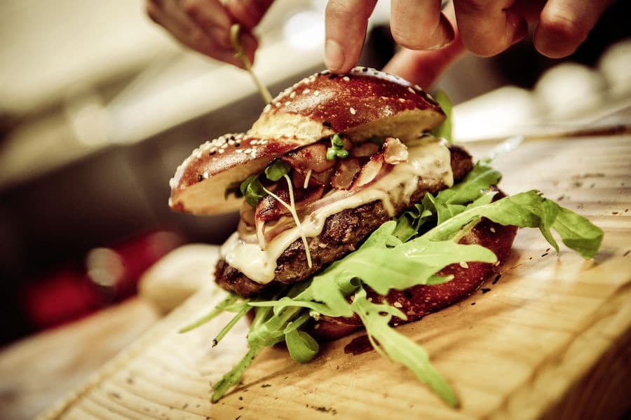 Köstlich und kreativ: der Cheeseburger „München trifft Miami“, eine Interpretation des feinen Haubis-Laugenbriocheknopfes aus dem „Alten Presshaus“ in Petzenkirchen