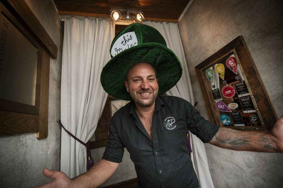Foto: Haubis Herbert „Heabse“ Mayrhofer, Chef im „Alten Presshaus“ in Petzenkirchen, zeigt sich von den Haubis-Produkten begeistert.