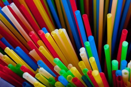 Sodexo verbannt Einwegkunststoff aus Sortiment Sodexo verbannt Einwegkunststoff Strohhalme, Plastikbesteck & Co haben ab sofort keinen Platz mehr in den Sodexo-Betrieben.