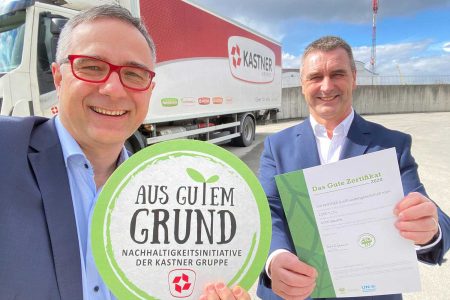 Christof Kastner (l.) und Herwig Gruber freuen sich über eine CO2-neutrale LKW-Flotte.