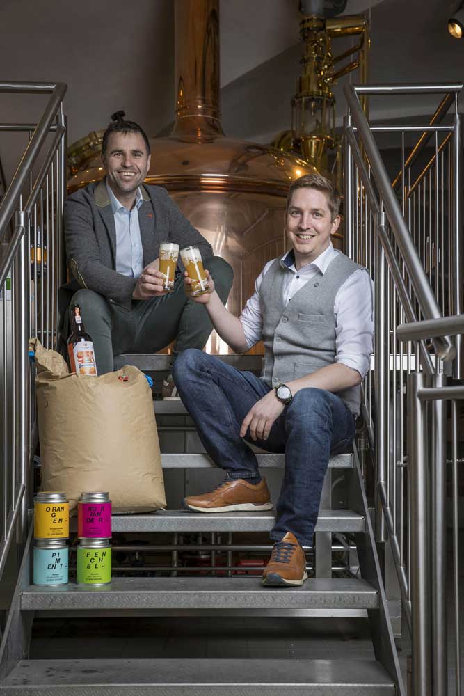 © Neumayr/Leopold Stiegl-Hausbier Stiegl-Kreativbraumeister Markus Trinker (li) und Gewürz-Experte Lukas M. Walchhofer (geschäftsführender Gesellschafter Spiceworld GmbH) stoßen auf das gelungene Ergebnis ihrer Zusammenarbeit an.