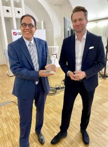 Metro Beliebtester Händler Xavier Plotitza (l.) freut sich über den von Rainer Will, Geschäftsführer des Handelsverbandes, überreichten Preis. 