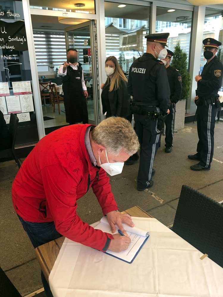 © Gruppe Sofortmaßnahmen Magistrat Polizei Gastro-Regeln Die Einhaltung der Gastro-Regeln wird derzeit wienweit kontrolliert.