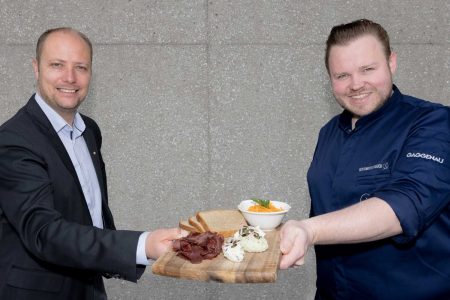 Starten auch heuer wieder gemeinsam das erfolgreiche Projekt "Almkulinarik": Mathias Schattleitner (l.) und Richard Rauch.