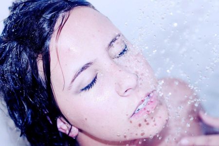 © pixabay.com/Pexels Legionellen als Gefahr Während das Trinken von legionellenhaltigem Wasser für Personen mit intaktem Immunsystem prinzipiell keine Gefahr darstellt, kann das Einatmen des bakterienhaltigen Wassers als Bioaerosol etwa beim Duschen zur Infektion führen.