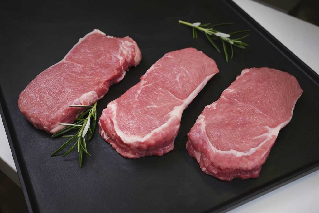 © Winfried Flohner / Transgourmet Österreich Weniger Tierleid für 30 Cent Die Farbe des Fleisches belegt die artgerechte Fütterung.