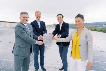 © Foto: Tony Gigov Freuen sich über die künftige CO2-Einsparung (v.li.): LR Ludwig Schleritzko, Julius Kiennast, Alexander Kiennast, Cornelia Daniel (Initiative Tausendundein Dach).