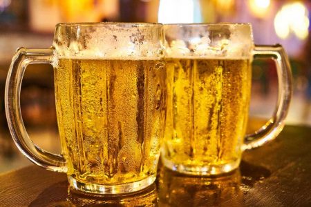 In Großbritannien trinken die Pub-Gäste derzeit mehr Pints als die Brauereien liefern können.