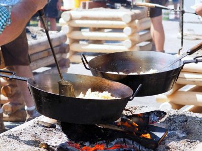 Rauf auf die Berge Sowohl müde Wadl’n, als auch ein hungriger Magen freuen sich über authentische Hüttenkost