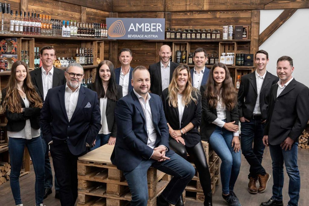 © A.Gretter Im Taistingroom versammelt, das Team von Amber Austria mit Geschäftsführer Markus Panzl (vorne).