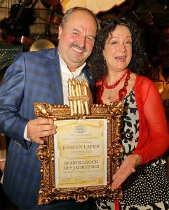 Spargel Gerhard Bocek Johann Lafer (im Bild mit Barbara Wussow) wurde als „Spargelkoch des Jahres 2021“ ausgezeichnet.
