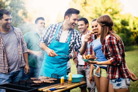 Grillkotelett, Burger, Spare-Ribs und Co. - Food - Happy friends enjoying barbecue party