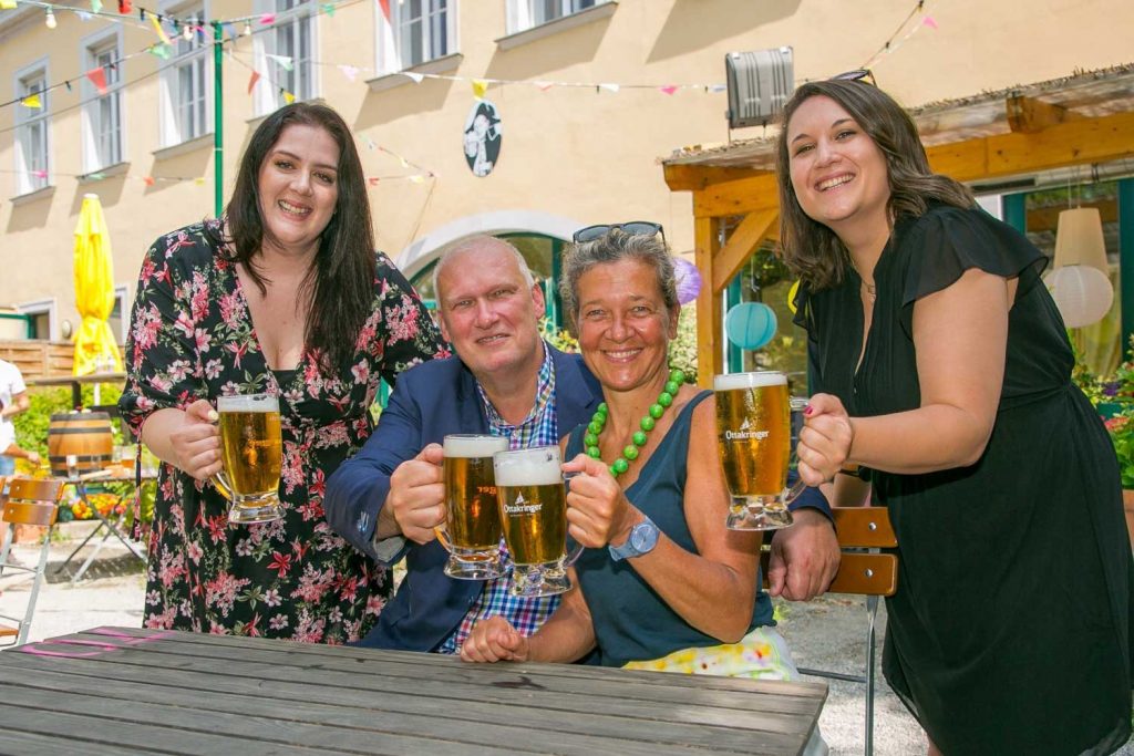 Das Team vom Napoleon: Berndt und Irmgard Querfeld (sitzend), mit den beiden vor Ort verantwortlichen Wirtinnen Patricia Stefan (l.) und Sabrina Kurz.