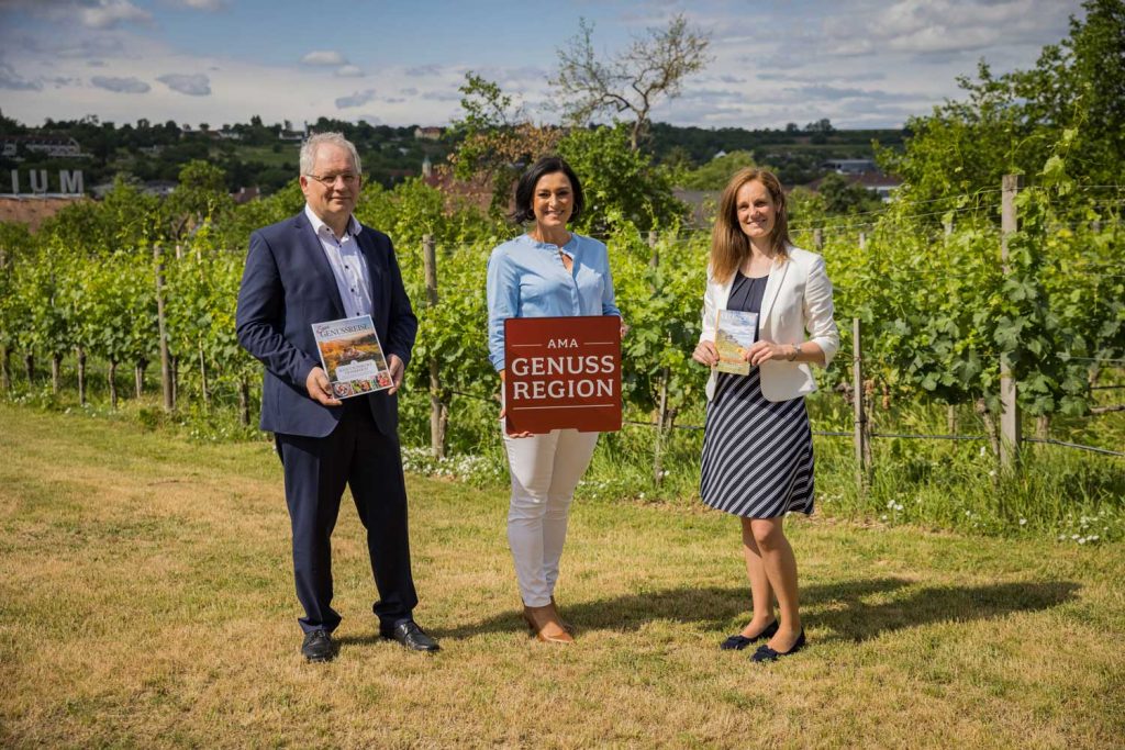 Urlaubs-Genussregion  Pressekonferenz zur Vorstellung der Sommerkampagne mit BM Elisabeth Köstinger (m.), ÖW-GF Lisa Weddig und Gerhard Zinner, Obmann Netzwerk Kulinarik