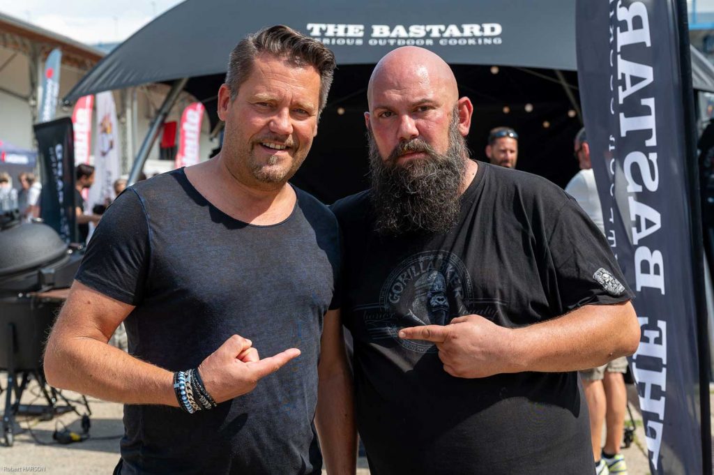 © Robert Harson Steak und BBQ Elite Karl-Heinz Drews (r.), TV-Star aus der DMAX Serie „BBQ Kings“ (im Bild mit Spitzen- und TV-Koch Mike Süsser) wird ebenfalls in Reichenau anwesend sein und seine weltweit erworbenen BBQ-Fähigkeiten präsentieren.