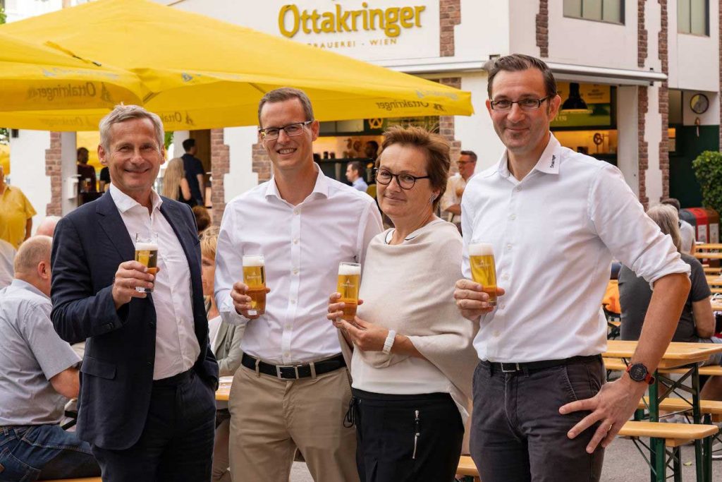O‘zapft is‘ (v. l.): Alfred Hudler (Vorstandssprecher Ottakringer Getränke AG), Harald Mayer (Geschäftsführer Ottakringer Brauerei), Eva Weissmann (Bezirksvorsteher Stellvertreterin) und Tobias Frank (Geschäftsführer und 1. Braumeister Ottakringer Brauerei).