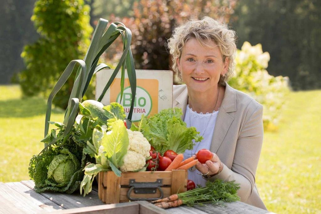 Bio Austria Obfrau Gertraud Grabmann freut sich über die Auszeichnung für das Gütesiegel.