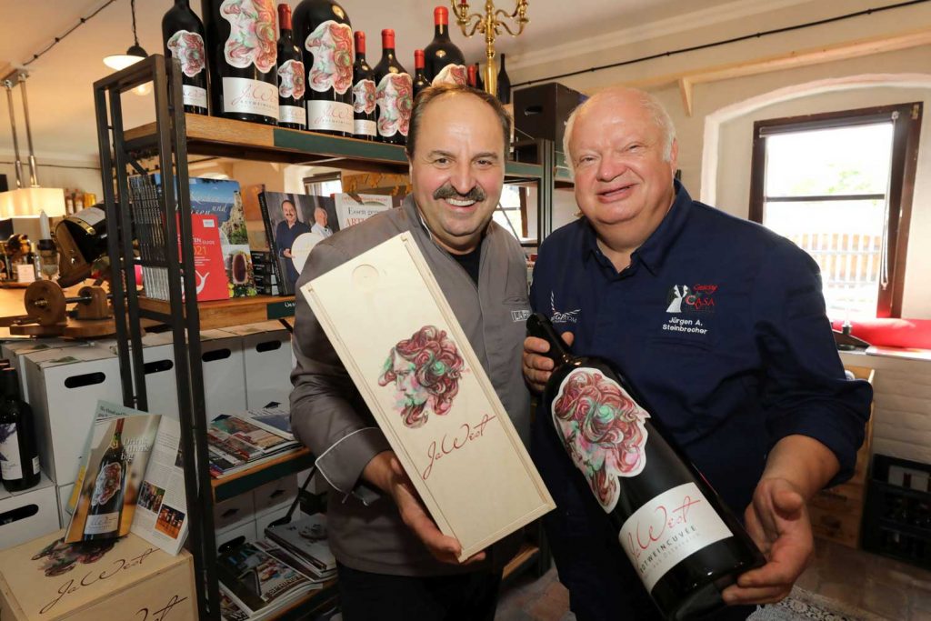 Weinbar Ternitz Johann Lafer Jürgen Steinbrecher (r.) mit Ehrengast Johann Lafer bei der Eröffnung der Casa del Vino.