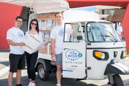 Region Villach Die Freizeitbutler Filip Ott (links) und Ronan Hogervorst (rechts) beraten mit den neuen mobilen Tourismusinformationen ab sofort Gäste direkt am See und in der Innenstadt auf Englisch, Italienisch, Niederländisch, Kroatisch und natürlich auf Deutsch.