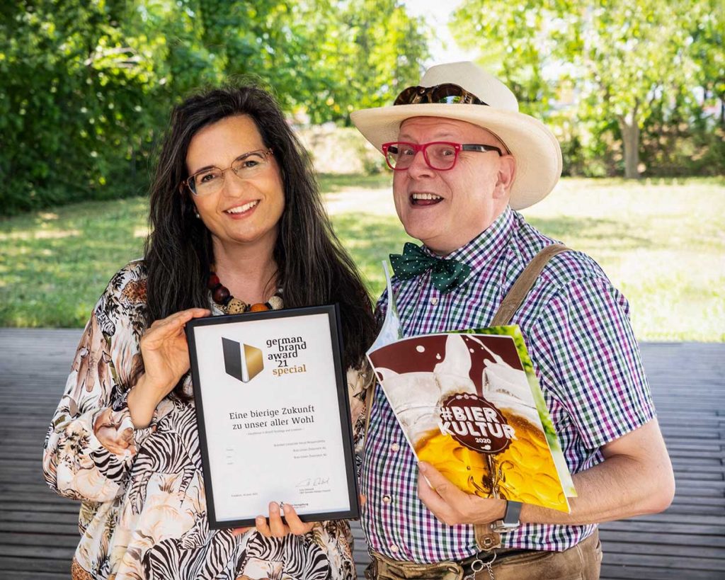 Auszeichnung Nachhaltigkeitsengagement Brau Union Gabriela Maria Straka, Director Corporate Affairs und CSR der Brau Union Österreich mit GASTRO-Kolumnist und „Bierpapst“ Conrad Seidl, freuen sich über die Auszeichnung.