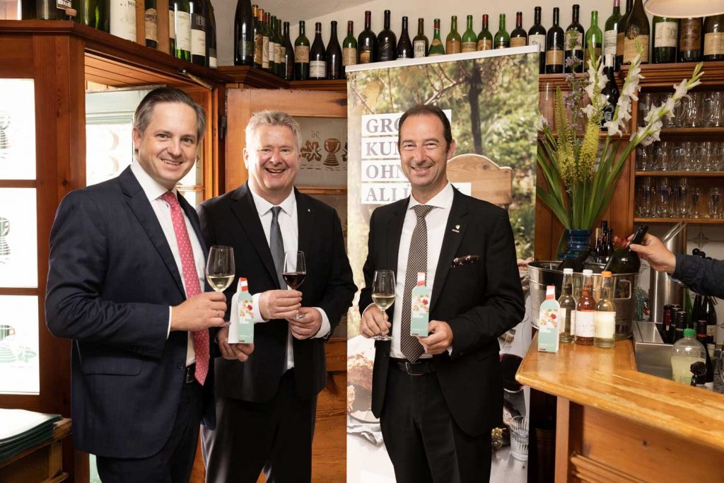 Aktion „Österreich Wein lädt ein" startet Johannes Schmuckenschlager (Präsident Österreichischer Weinbauverband), Chris Yorke (Geschäftsführung ÖWM) und Mario Pulker (Spartenobmann Gastronomie, Wirtschaftskammer Österreich) beim Pressegespräch zum Start der Kampagne "Österreich Wein lädt ein!" (v. l.).