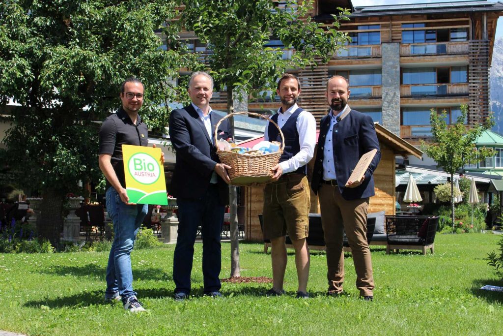 Tiroler BIO-Qualität Vermarkten gemeinsam das BIO vom Berg Frühstück: BIO AUSTRIA GF Maximilian Gritsch, Thomas Walser (GF Eurogast Grissemann), GF Thomas Pirktl (Alpenresort Schwarz) und BIOALPIN-Obmann Simon Wolf (v.l.). 