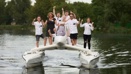 Piroska Payer, Käpitän Dr. Martin Mai (AquaCon) und die Sieger-Teams 2019 auf dem schwimmenden Hubschrauber am Weg zu der Amuse Bouche Challenge.