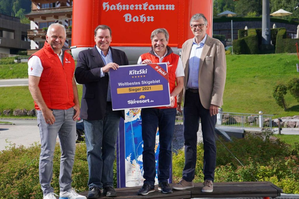 © KitzSki_Brix Weltbestes Skigebiet Freude über die Auszeichnung von Kitzbühel als bestes Skigebiet der Welt (v. l.): Mag. Christian Wörister, Oliver Kern (Geschäftsführer skiresort.de), Mag. Anton Bodner und BGM Dr. Klaus Winkler
