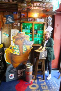 Karoline Winkler, Geschäftsführerin vom Crossfield’s Australian Pub, nimmt die erste Lieferung vom Beaver Duck IPA in Empfang.