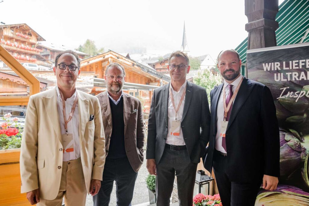 © Philipp Huber Richtlinien Winter Tourismus Xavier Plotitza, Sepp Schellhorn, Josef Pirker und Anton Gustav Birnbaum (v. l.) diskutierten beim Forum Alpbach über die Herausforderungen innerhalb der Branche nach Corona.