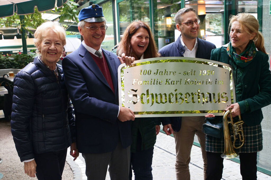 (c) H. Hannes Wiener Prater Schweizerhaus Aufgeschoben war nicht aufgehoben (v. l.): Hanni Kolarik, Karl Jan Kolarik, Regina Kolarik, Karl Hans Kolarik und Lydia Kolarik.
