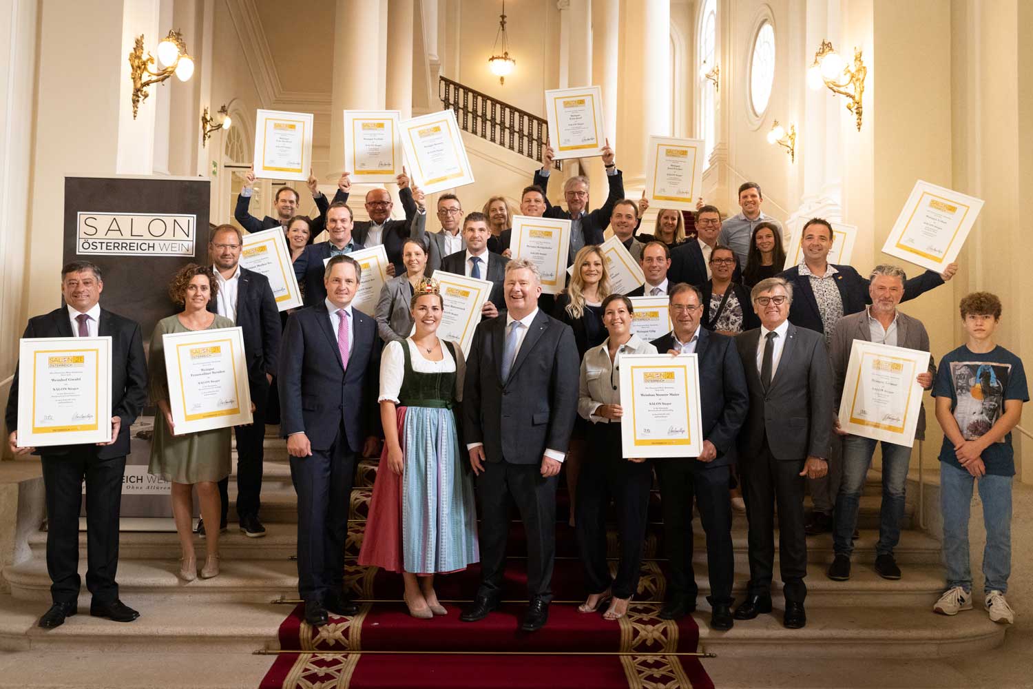 © ÖWM / Anna Stöcher Die Sieger des SALON Österreich Wein 2021 mit Johannes Schmuckenschlager (Weinbaupräsident), Weinkönigin Diana I., Chris Yorke (ÖWM Geschäftsführung) und Gerhard Wohlmuth (ÖWM Aufsichtsratsvorsitz).