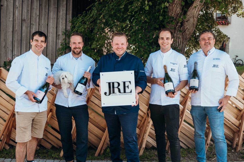 Jeunes Restaurateurs Österreich JRE kann gleich vier Neuzugänge begrüßen (v.l.): Andreas Herbst (Genießerhotel Die Riederalm), Sören Herzig (Restaurant Herzig), JRE Präsident Richard Rauch, Klemens Schraml (Restaurant Rau) und Josef Mühlmann (Der Gannerhof)