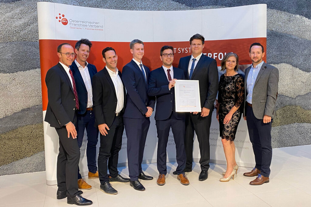 © Bistrobox BistroBox Franchise-Award BistroBox erhielt eine Auszeichnung als bester Franchise-Partner 2021 (v.l.:) Andreas Haider (ÖFV Präsident), die BistroBox-Gründer Jürgen Traxler und Klaus Haberl, die Award-Gewinner Christoph Kaiser, Florian Pany und Clemens Kaiser sowie Barbara Steiner (ÖFV Generalsekretärin) und BistroBox-Gründer David Kieslinger.
