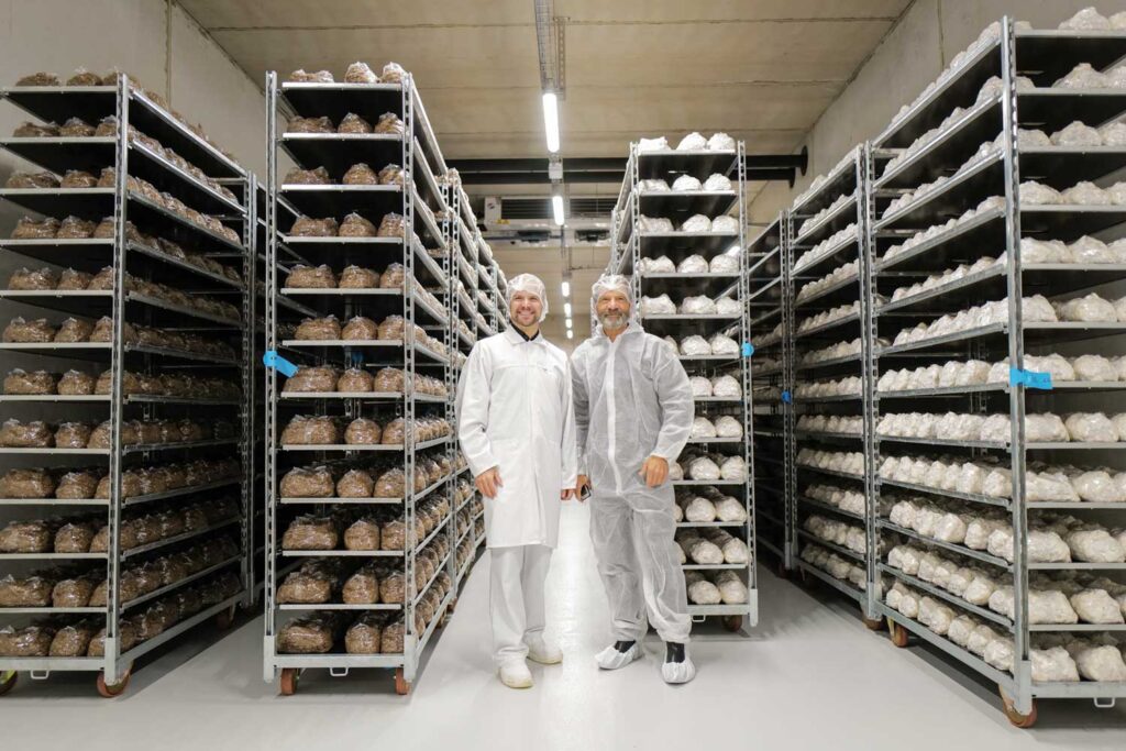 © wernerharrer.com Thomas und Hermann Neuburger in der Pilzzucht.