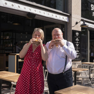 Swing Kitchen Innenstadt Die Gründer der Swing Kitchen sind happy, den 10. Standort trotz schwieriger Zeiten eröffnen zu können.