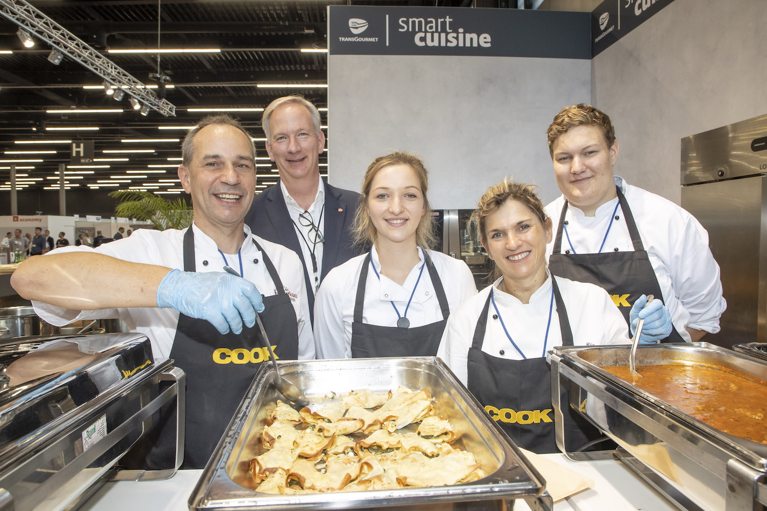 Transgourmet Smart Cuisine - das Conveniencekonzept der Zukunft 2.v.l.: Stephan Helber, Bereichstleiter Nationale Key Account Kunden Gastronomie und Großverbraucher mit Willi Brunner (1. v.l.) und seinem Team