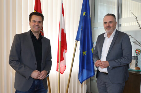© Bgld Landesmedienservice Burgenland Tourismus mit Nächtigungsrekord im Juli Freuen sich über das Rekordergebnis: Burgenland Tourismus-Geschäftsführer Didi Tunkel (l.) und Landeshauptmann Hans Peter Doskozil
