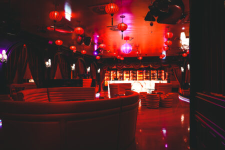 Opulenz in Rot ist im neuen DOTS – The Hidden Club angesagt.