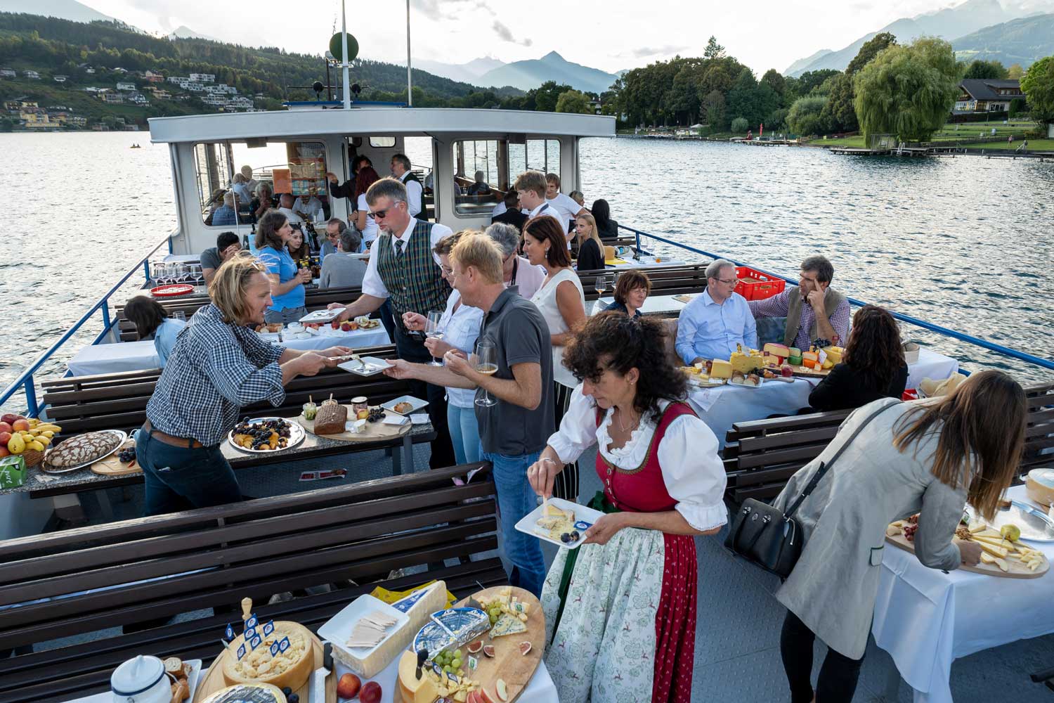 Präsentation und Verkostung von Kärntner Käsen auf dem Oberdeck der MS Kärnten.